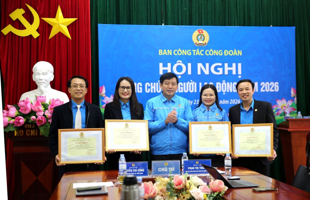 4 individuals with outstanding achievements in the movement of workers, civil servants, laborers and trade union activities in 2025 were awarded certificates of merit by the Trade Union Working Committee. Photo: Nghe An Trade Union.