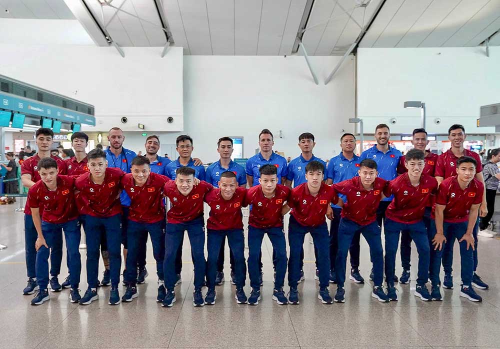 La seleccion vietnamita de futbol sala partio hacia Indonesia, comenzando su viaje para participar en la fase final del Campeonato Asiatico de Futbol Sala 2026. Foto: VFF