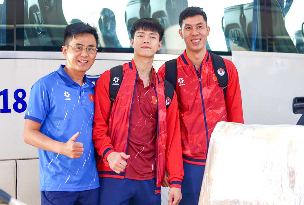 Cac cau thu co tinh than thoai mai truoc khi len duong sang Indonesia. Anh: VFF