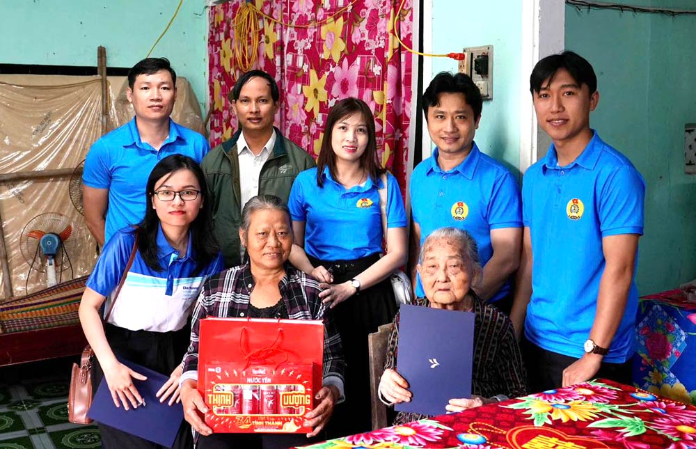 Le syndicat de la societe par actions d'investissement et d'exploitation du terminal international de Da Nang (AHT) rend visite a la Mere heroïne vietnamienne. Photo: Syndicat de Da Nang.