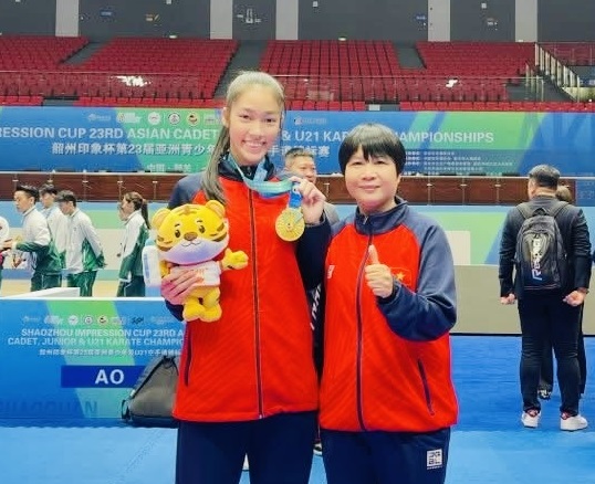 El entrenador Pham Hong Ha (derecha) esta a cargo del entrenamiento profesional de los boxeadores vietnamitas de karate en 2026. Foto: Cam Tu