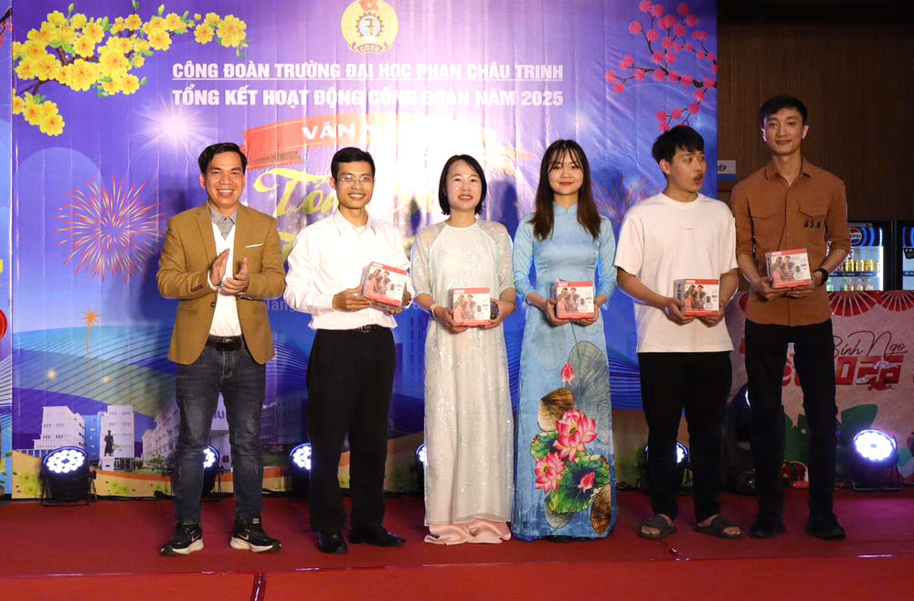 Phan Chau Trinh University grassroots trade union presents gifts to union members. Photo: Da Nang Trade Union.