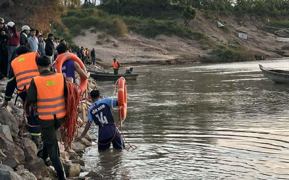 Rescue forces deploy search for suspected drowning victims on the Se Pon River. Photo: H.Nguyen