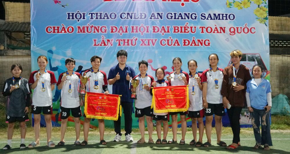 Ban Tổ chức trao Cup vô dich môn bong da nữ tai Hôi thao Cong nhan lao dong An Giang Samho. Anh: Cam Tu