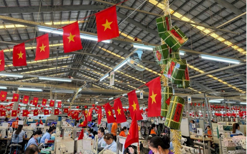 Khong khi don Tet tran ngap cac phan xuong Cong ty. Anh: Cam Tu