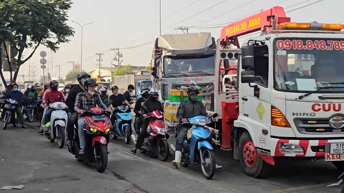 Traffic collision on National Highway 1, prolonged congestion. Photo: Dong Hoang