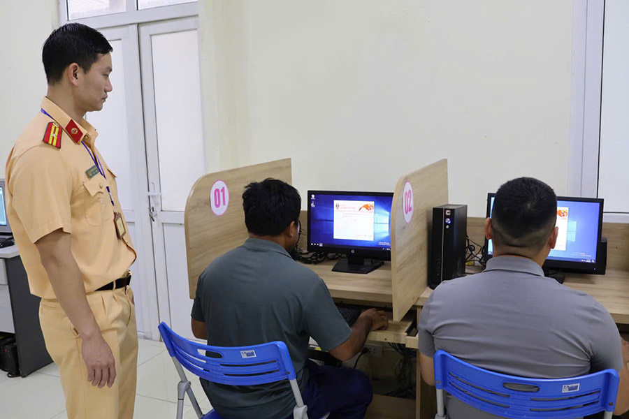 Legal inspection on road traffic safety and order to restore driver's license points. Photo: Tien Ngo