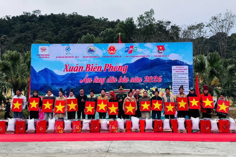 Ban To chuc tang co To quoc va qua cho ho ngheo xa Muong Lan. Anh: Nhat Minh