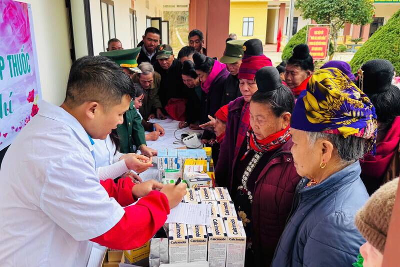 Cac y, bac si kham benh va cap thuoc mien phi cho nguoi dan xa Muong Lan. Anh: Nhat Minh