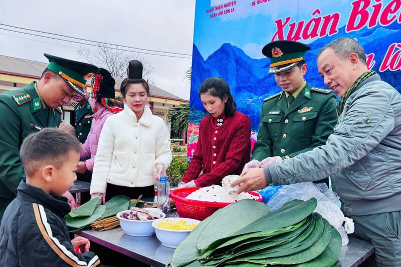 Hoat dong goi banh chung va the thao tai Chuong trinh. Anh: Nhat Minh