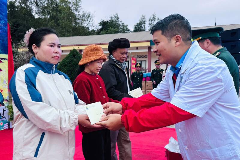The organizing committee presents gifts to poor households at the "Border Spring Warms the Hearts of the Villagers" program in Muong Lan commune. Photo: Truong Son
