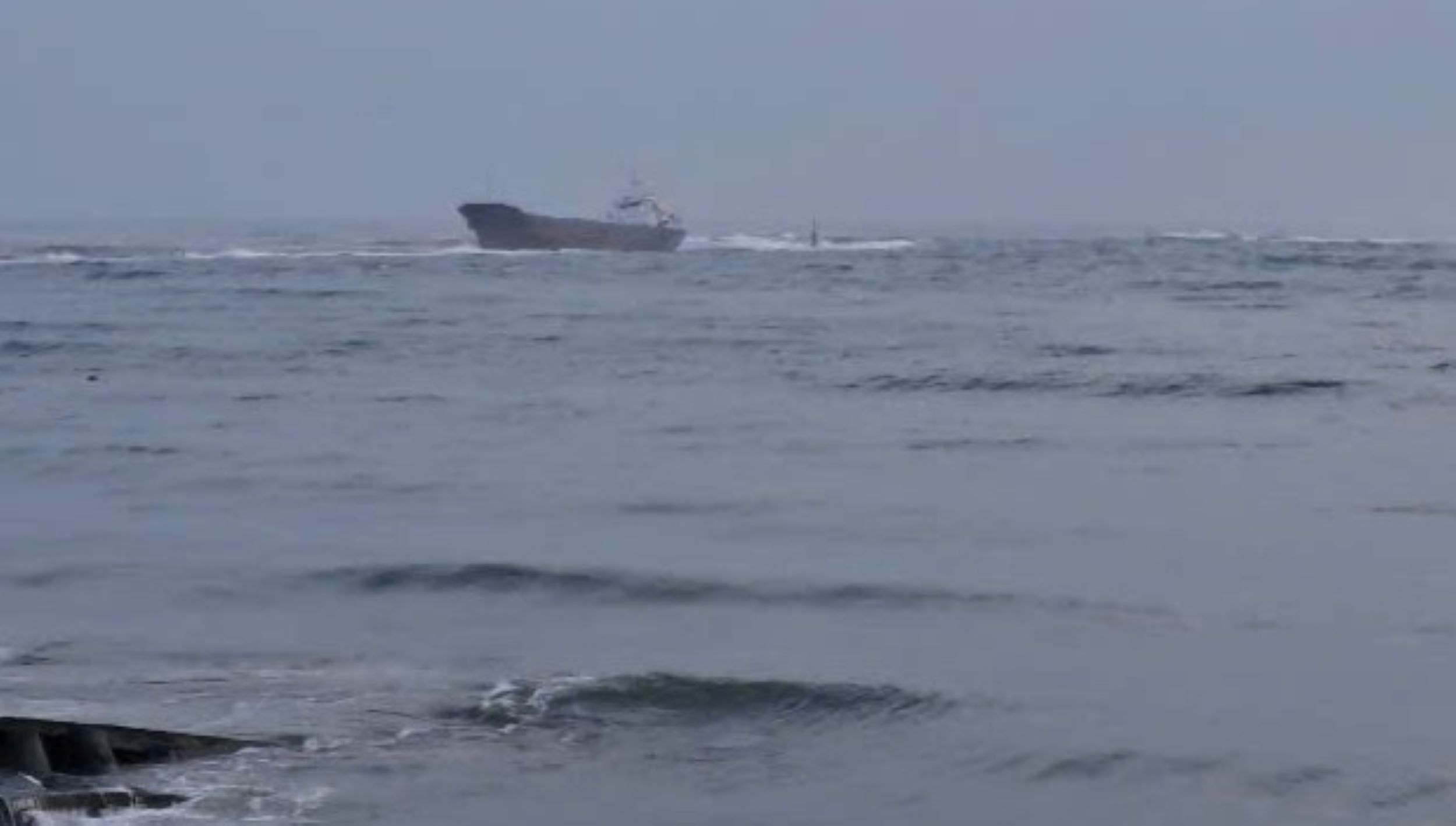 Cargo ship stranded in the Cua Viet port area. Photo: H.Nguyen