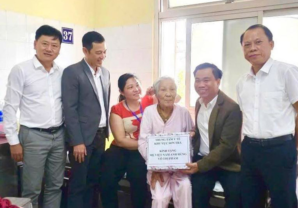 Party Committee, Board of Directors and Executive Committee of the Trade Union of Son Tra Regional Health Center visit and present gifts to Vietnamese Heroic Mother Vo Thi Pham. Photo: Da Nang Trade Union.