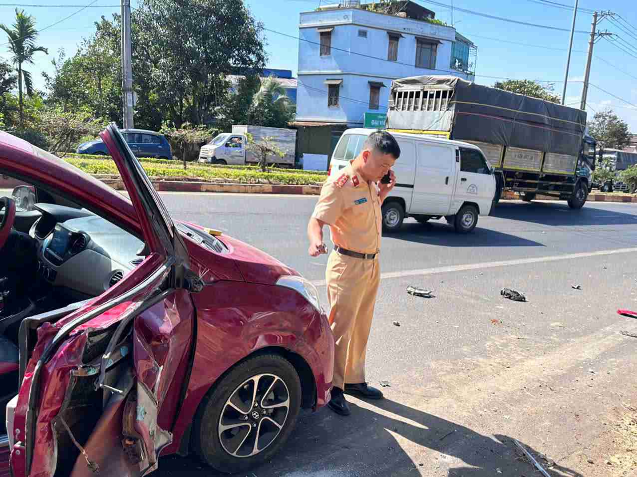 Xe oto con bi hu hong nang ben hong. Anh: Uy Nguyen 