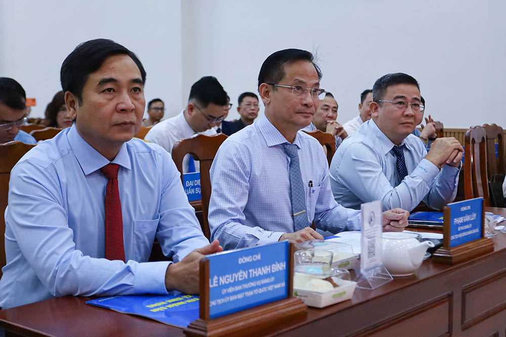 Ong Pham Van Luy (giua), ong Bien Ngoc Toan (phai) va ong Le Nguyen Thanh Binh (trai) tham du hoi nghi. Anh: Thanh Vu