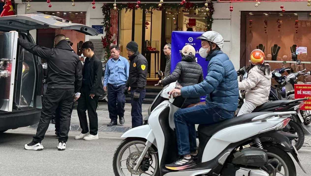 Ngay 24.1, Nhieu khach den cua hang bac ban ra chot loi, trong khi nguoi co nhu cau mua buoc phai ra ve do cua hang tam ngung ban ra. Anh: Phuong Anh  