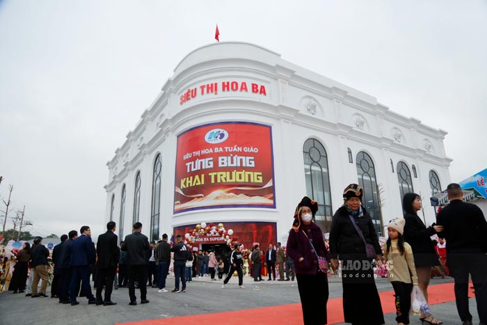 Having a supermarket worth more than 40 billion VND in Tuan Giao commune, Dien Bien will add a stable and abundant supply of goods before the Lunar New Year. Photo: Quang Dat
