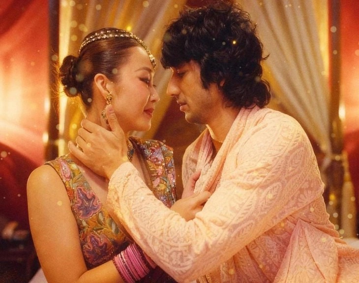 Trong “Van dam yeu em“, Kha Ngan dong vai nu chinh, sanh doi cung nam dien vien An Do Shantanu Maheshwari. Anh Nha san xuat