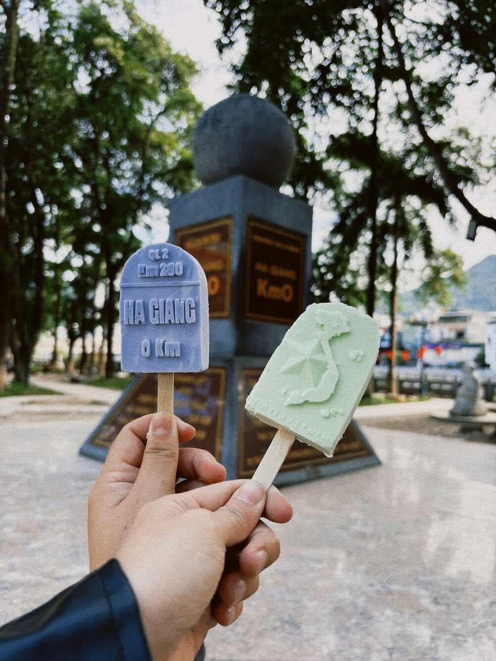 Mon kem “cot moc Ha Giang Km0” xuat hien gay sot MXH