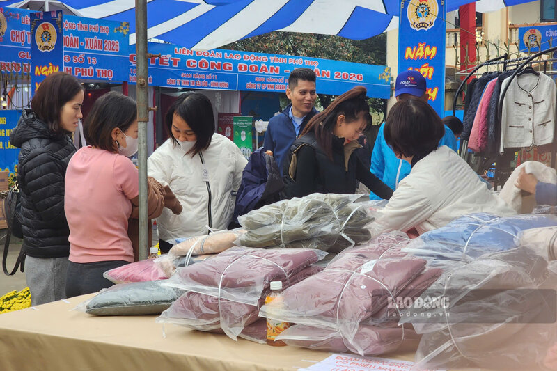 Cong nhan Dat To no nuc tham gia Cho Tet Cong doan. Anh: To Cong.