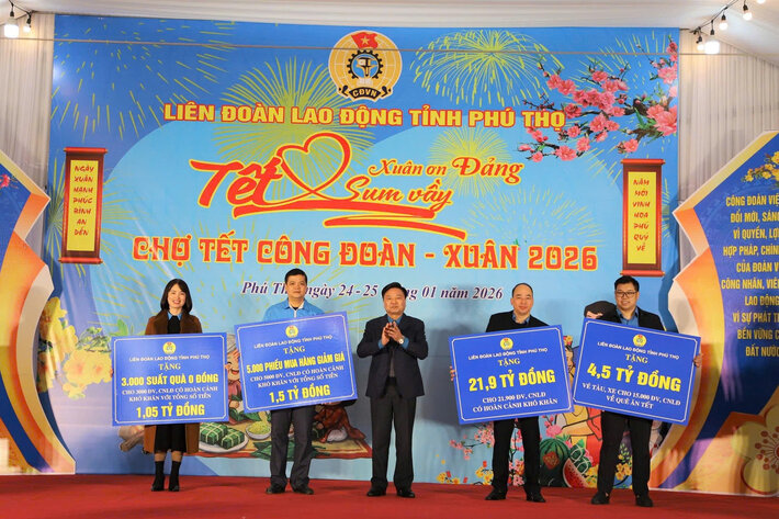 Ong Ha Duc Quang - Pho Chu tich UBMTTQ tinh, Chu tich LDLD tinh trao bieu trung so tien 