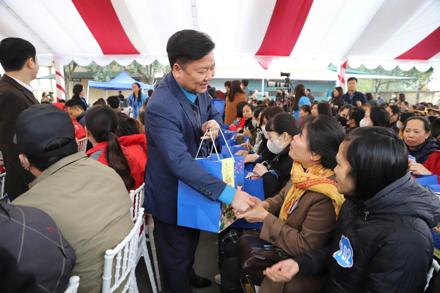 Chu tich LDLD tinh Phu Tho trao qua tan tay doan vien, nguoi lao dong. Anh: LDLD tinh Phu Tho.