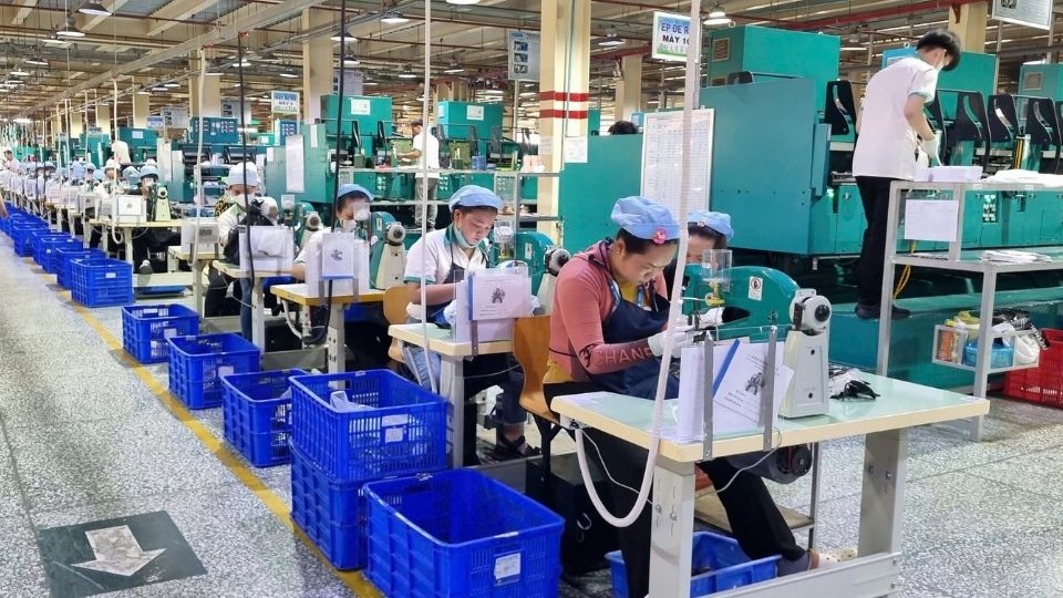 Ambiance enthousiaste des responsables syndicaux et des travailleurs de Vinh Long apres la cloture du XIVe Congres du Parti. Photo: Hoang Loc