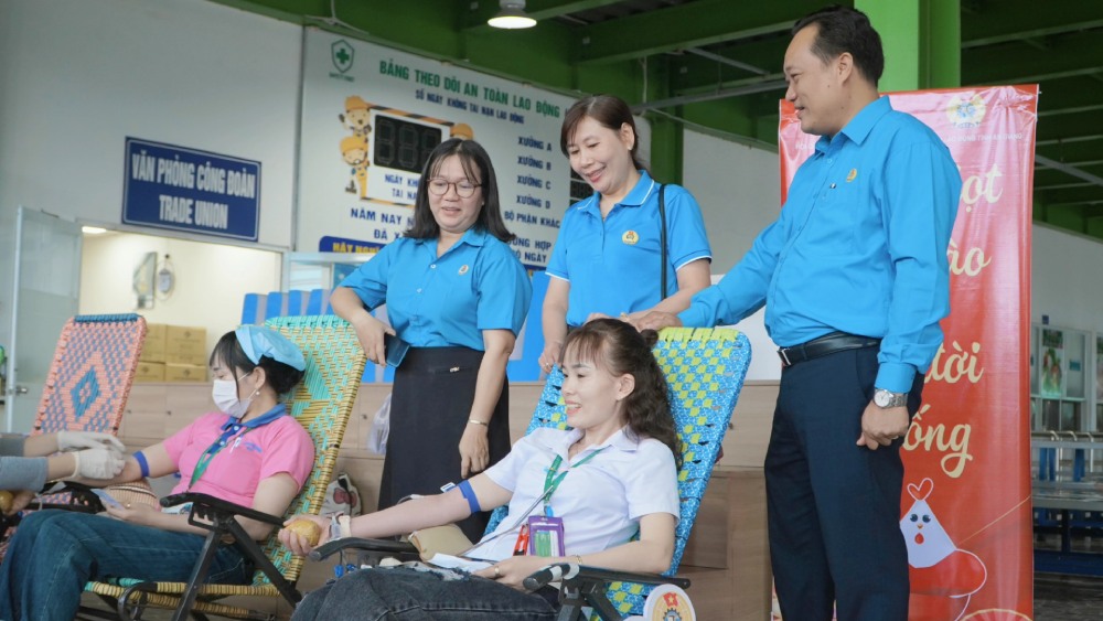 Doan vien, cong nhan lao dong cong ty tham gia huong ung phong trao hien mau tinh nguyen rat tich cuc. Anh: Nguyen Anh