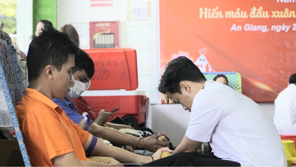 Doan vien, cong nhan lao dong lan toa thong diep “Hien mau dau xuan - Nhan len hanh phuc”. Anh: Nguyen Anh