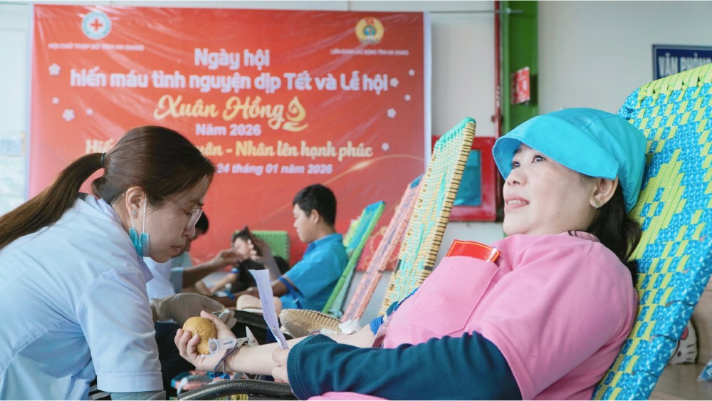 Les membres du syndicat et les travailleurs de la societe Hwaseung Rach Gia Co., Ltd. participent au don de sang volontaire. Photo: Nguyen Anh