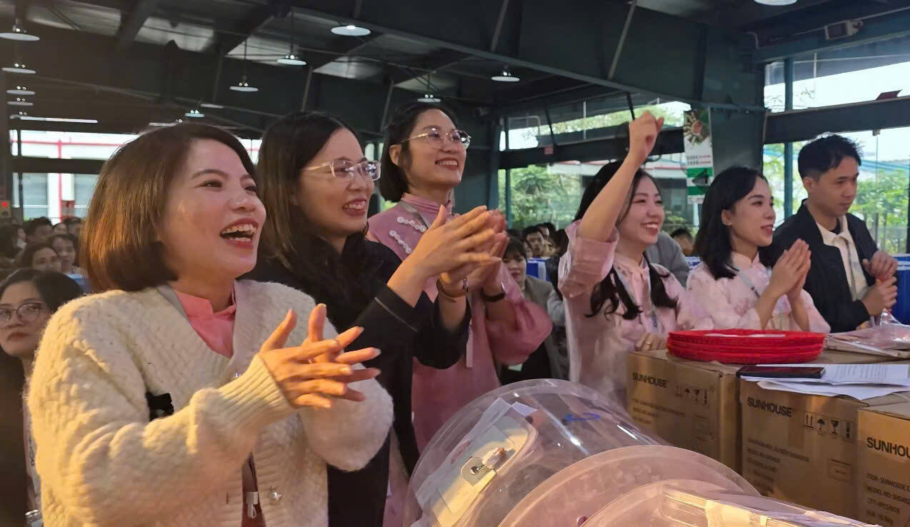 Day khong chi la dip nhin lai chang duong mot nam da qua ma con la khoanh khac de tat ca doan vien, CNLD tai Cong ty duoc sum vay, gan ket ben nhau. Anh: Dieu Anh