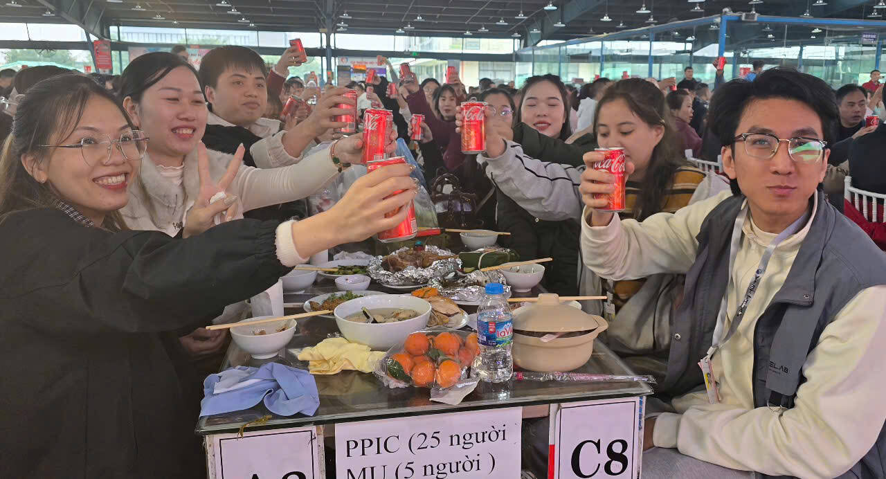 Niem vui cua doan vien, CNLD tai Cong ty TNHH Viet Thuan trong bua tiec tat nien. Anh: Dieu Anh