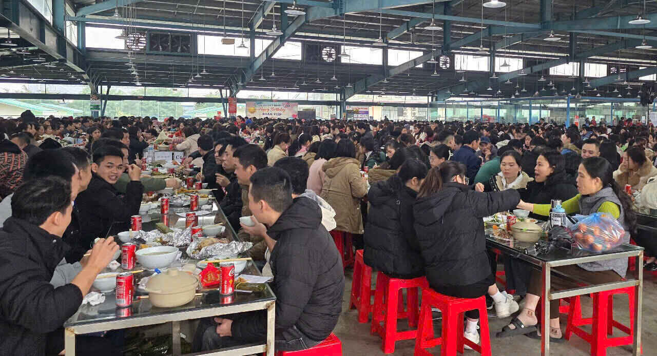 Plus de 1 000 membres du syndicat et travailleurs de la societe a responsabilite limitee Viet Thuan ont participe au dîner de fin d'annee directement a l'entreprise. Photo: Dieu Anh