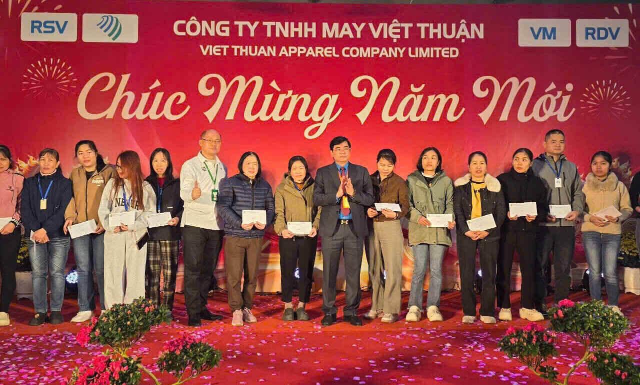 Dai dien lanh dao LDLD tinh Ninh Binh trao qua cho doan vien, CNLD co hoan canh kho khan tai Cong ty TNHH Viet Thuan. Anh: Dieu Anh