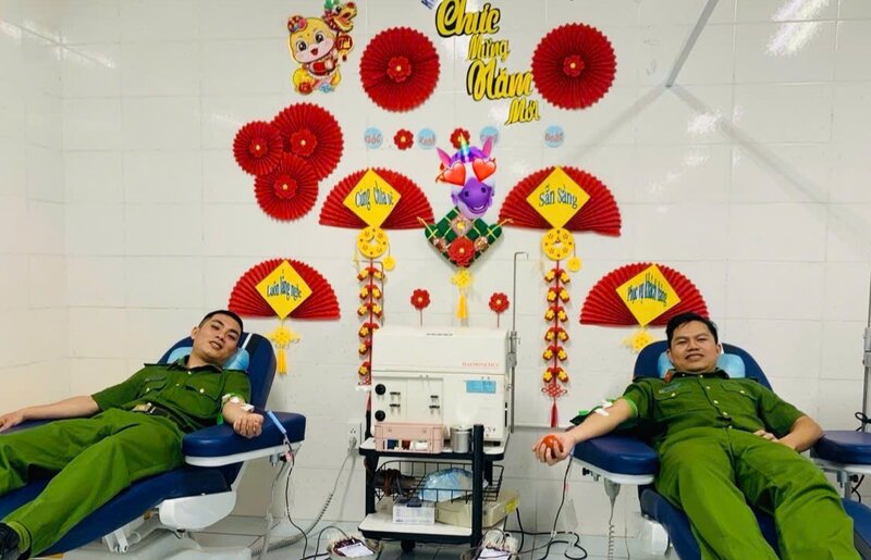 Trung uy Nguyen Chi Nguyen va Thuong uy Phan Thanh Nhon (Cong an xa Binh Son, tinh Quang Ngai) kip thoi hien mau cuu nguoi. Anh: Bo Cong an