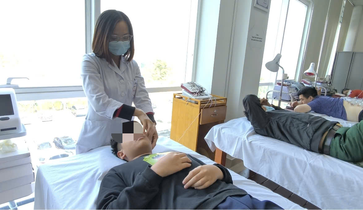 Severe cold, many hospitalized cases due to paralysis of nerve VII. Photo: Thanh Dang