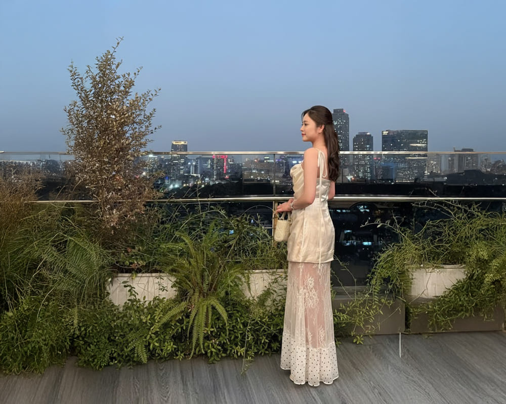 A white dress with polka dot patterns will be a suitable choice for women on their first date. Photo: Linh Chi