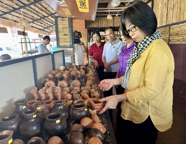 La vicepresidenta del Comite Popular Provincial de Gia Lai, Nguyen Thi Thanh Lich, visita el stand de ceramica en Thap Banh it. Foto: Thanh Tuan