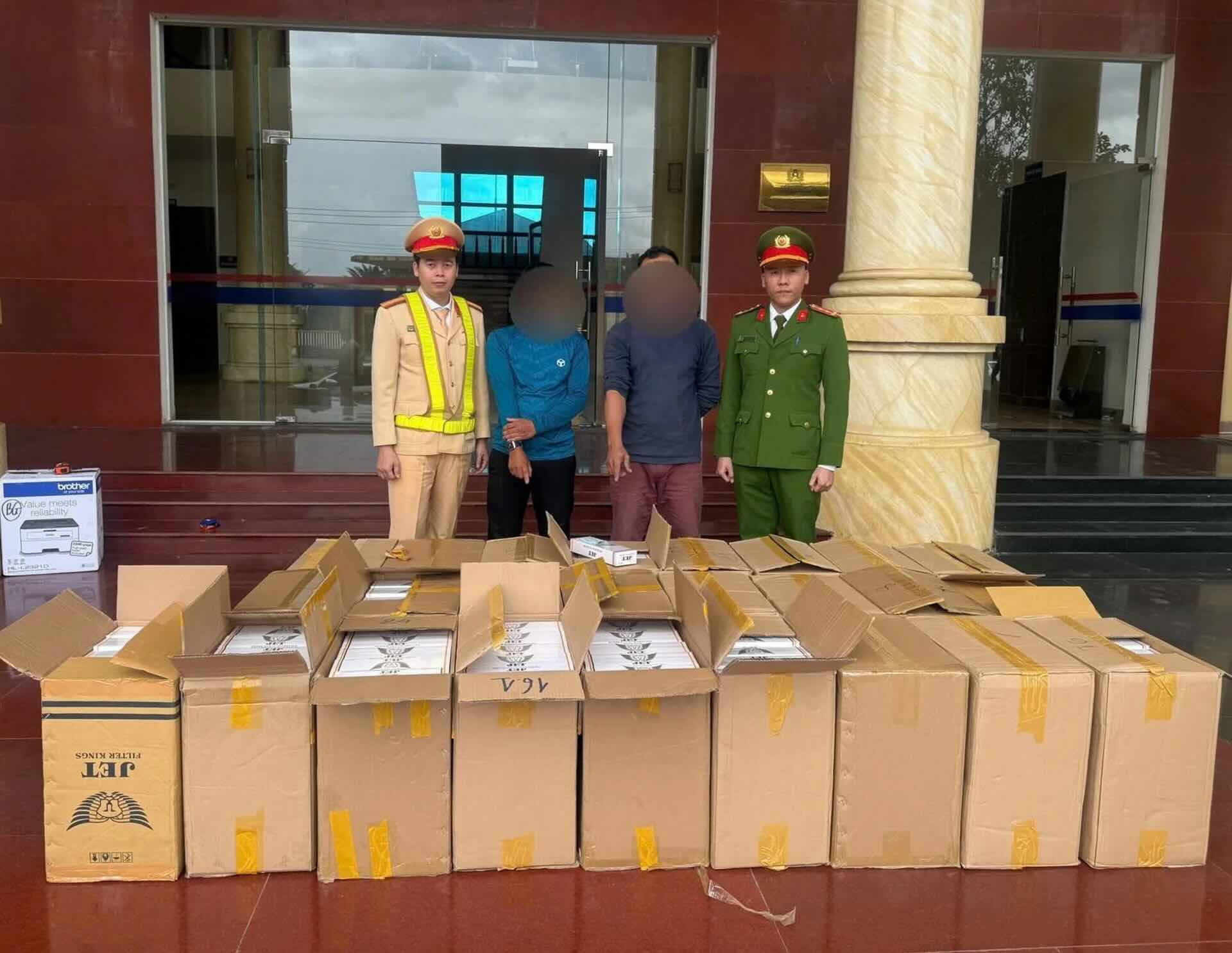 The Traffic Police Department of Quang Tri Provincial Police in coordination with relevant units discovered 2 cases of transporting prohibited goods (tobacco), arrested 2 subjects, and seized 14,565 packs of cigarettes. Photo: Thanh Phan