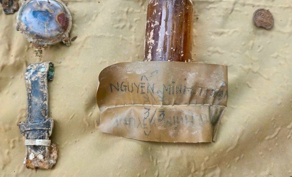 Manh giay chon cung hai cot liet si co ten. Anh: Doi 584