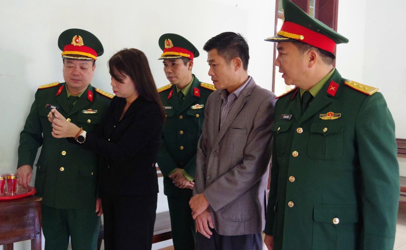The working delegation of Steering Committee 515 of Quang Tri province inspects artifacts with names discovered along with martyrs' remains. Photo: Xuan Dien