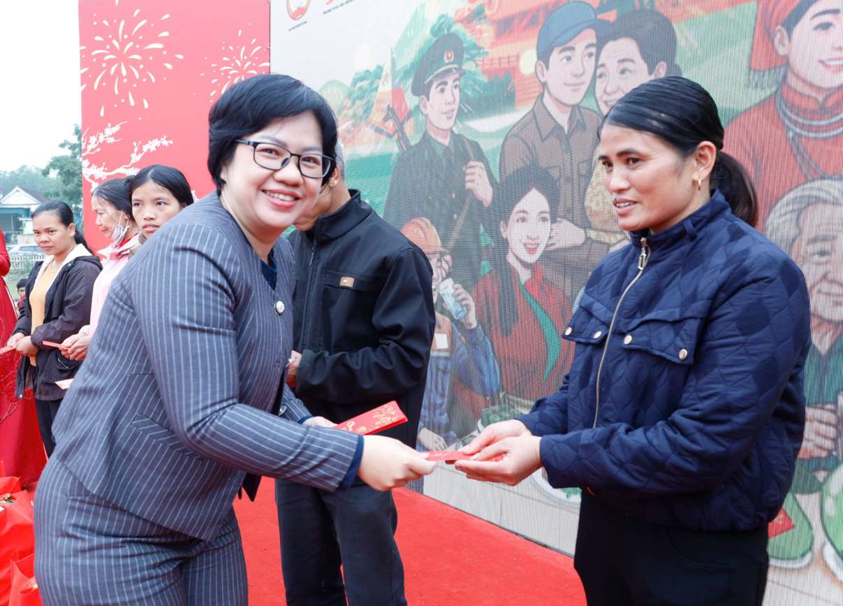 Ms. Nguyen Thi Thu Van - Deputy Head of the Social Work Committee of the Central Committee of the Vietnam Fatherland Front presents gifts to people. Photo: Quang Dai