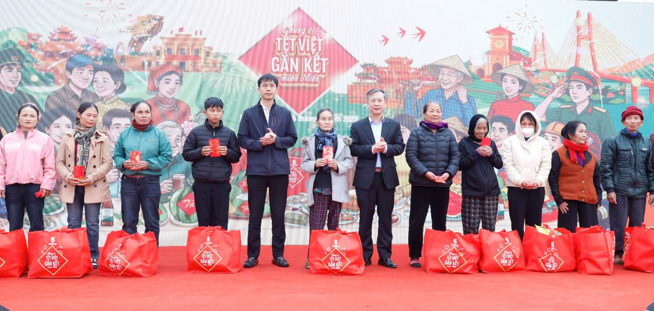 Dai dien lanh dao UB MTTQ Viet Nam tinh Nghe An, Sabeco trao qua cho nguoi dan tai chuong trinh. Anh: Quang Dai