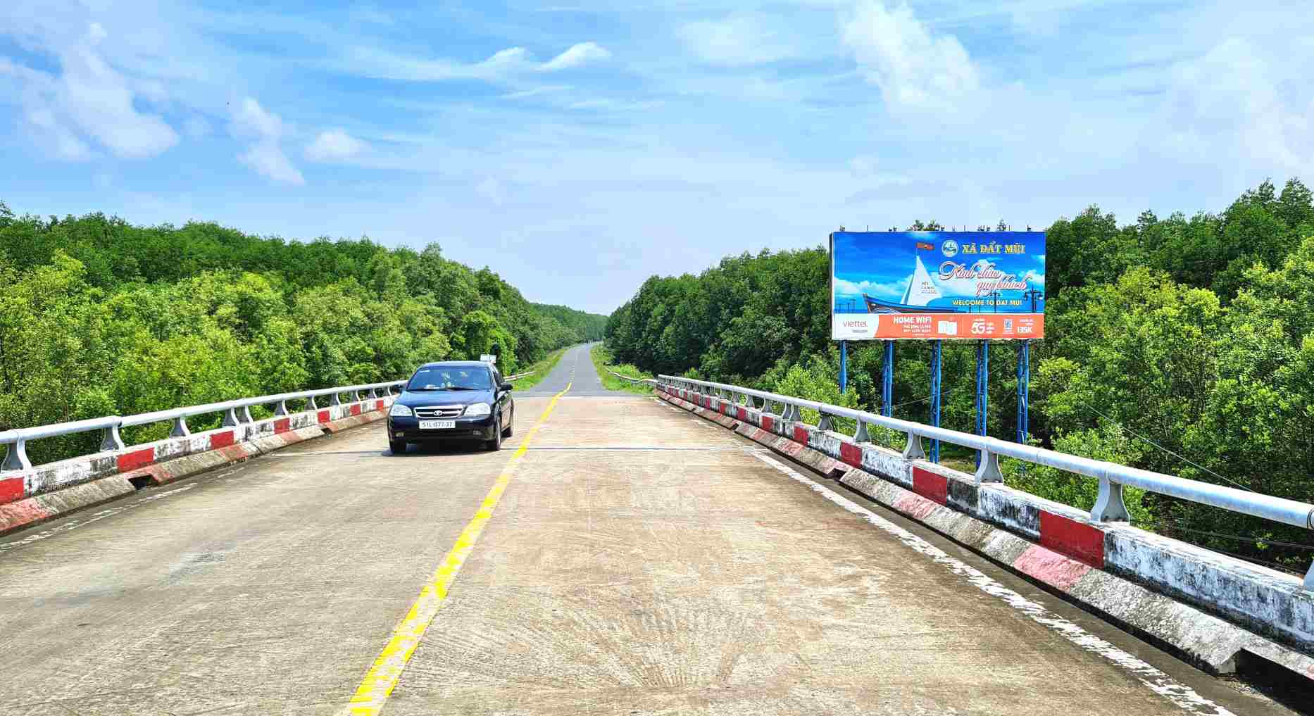 The people of Dat Mui, Ca Mau believe that after the 14th Party Congress, this place and the whole country will develop quickly and sustainably. Photo: Nhat Ho.