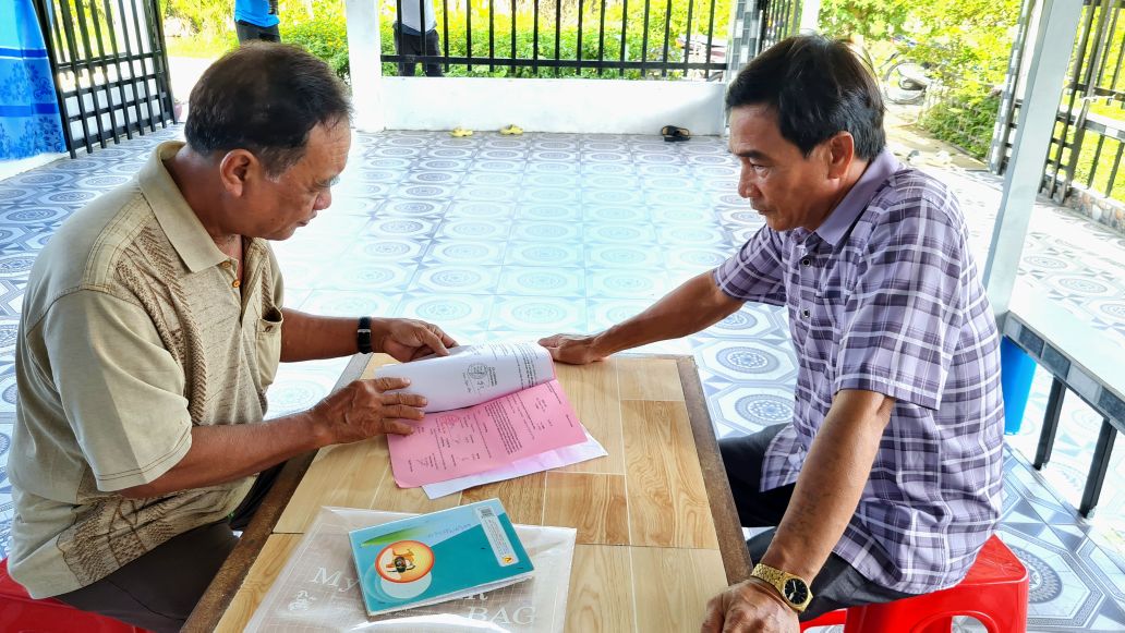 Ong Nguyen Quoc Viet (phai), Nguyen Van Sua (trai) xa Dat Mui, Ca Mau tin tuong Dat Mui se phat trien khi co duong cao toc, cang bien. Anh: Nhat Ho.