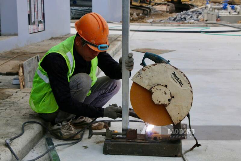 Cong nhan thi cong tai du an. Anh: Viet Bac