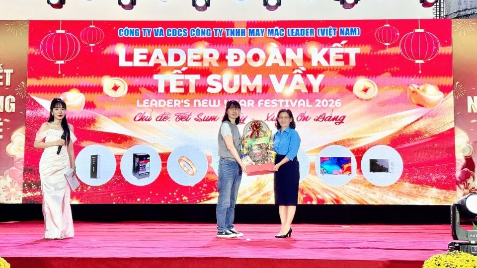 Lanh dao Lien doan Lao dong tinh Vinh Long trao qua Tet va chuc mung Cong ty TNHH May mac Leader (Viet Nam) nhan chuong trinh “Tet Sum vay – Xuan On Dang 2026”. Anh: Hoang Loc