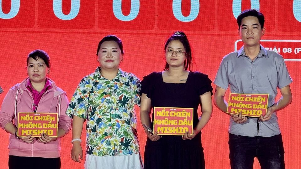 Cong nhan Cong ty TNHH May mac Leader (Viet Nam) vui mung nhan qua boc tham may man tai chuong trinh “Tet Sum vay – Xuan On Dang 2026”. Anh: Hoang Loc