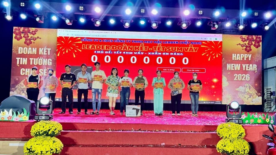 Leader Garment Co., Ltd. (Vietnam) a remis plus de 700 cadeaux aux ouvriers grace au programme "Tet Sum vay - Printemps de la gratitude envers le Parti 2026". Photo: Hoang Loc