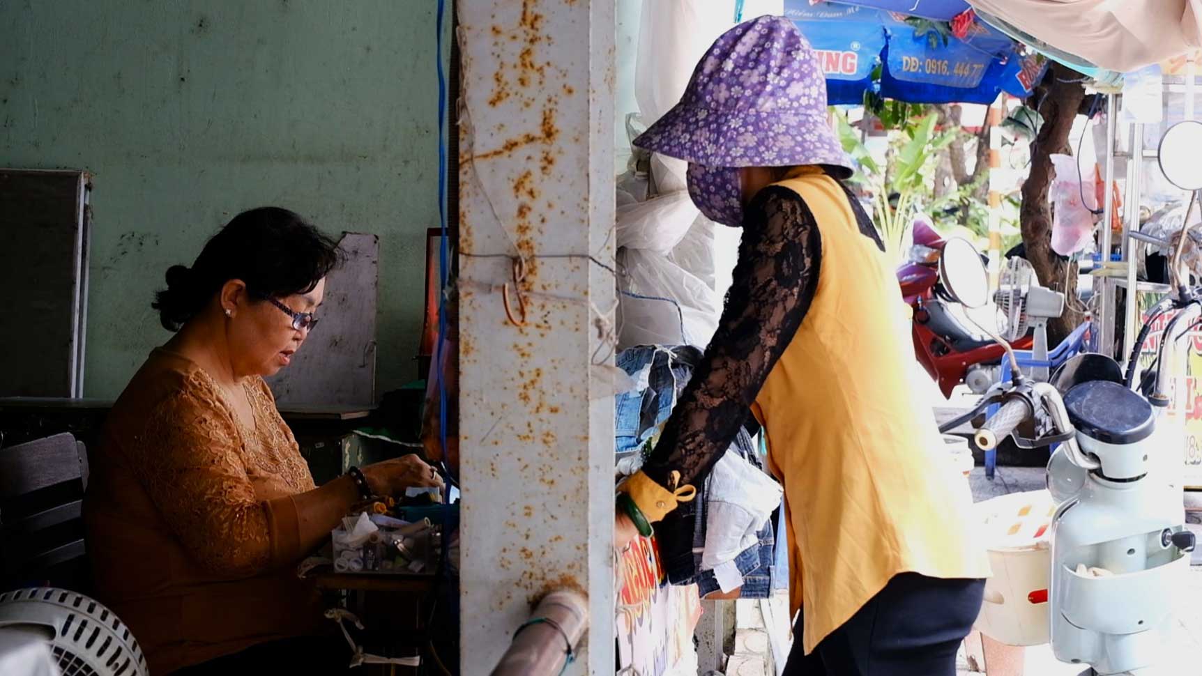 Voi ba Ha, con khach. Anh: My Ly